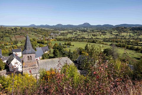 Village de Saint-Pierre-Roche, point de vue sur la Chaîne des Puys