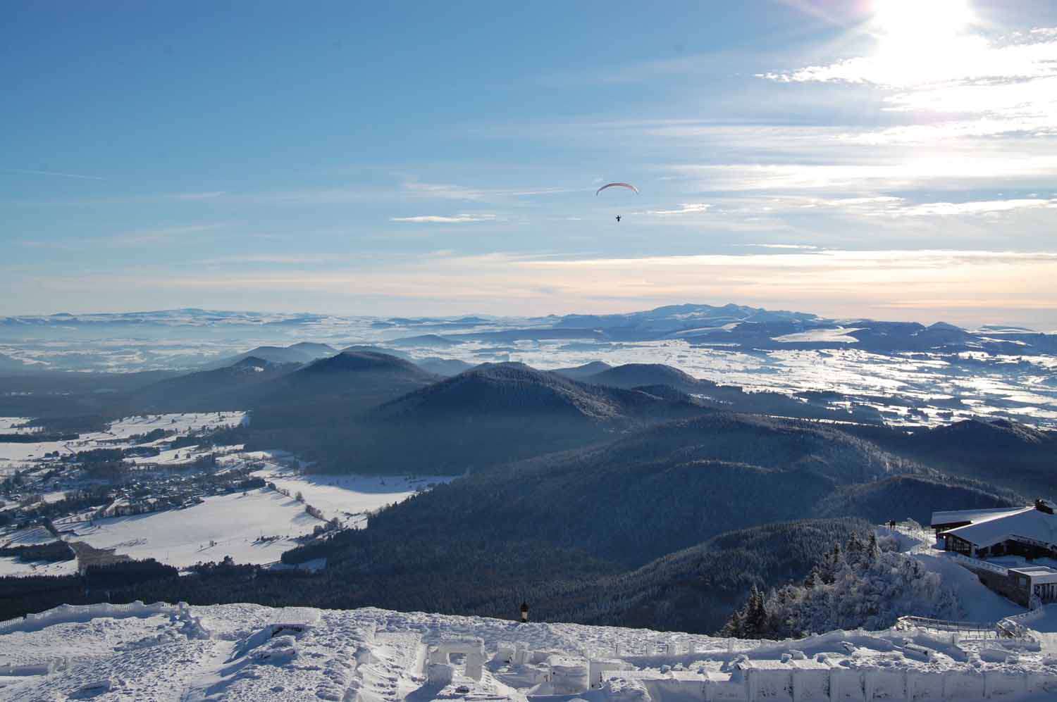 Vue depuis le Sommet du puy de Dôme sous la neige