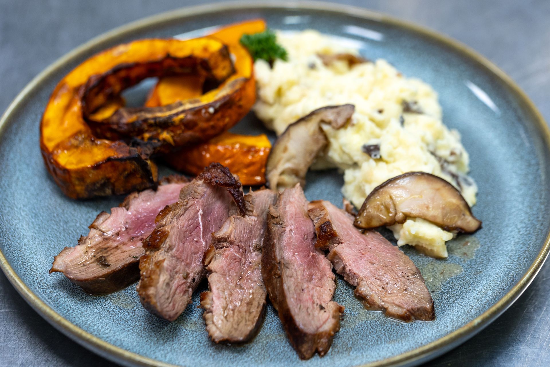 Magret émincé, purée aux cèpes et potimarron rôti au miel